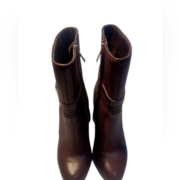 Vince Camuto Classic Trendy Stylish Rich Brown Leather Stacked Heeled Boots 8 - Picture 2 of 4